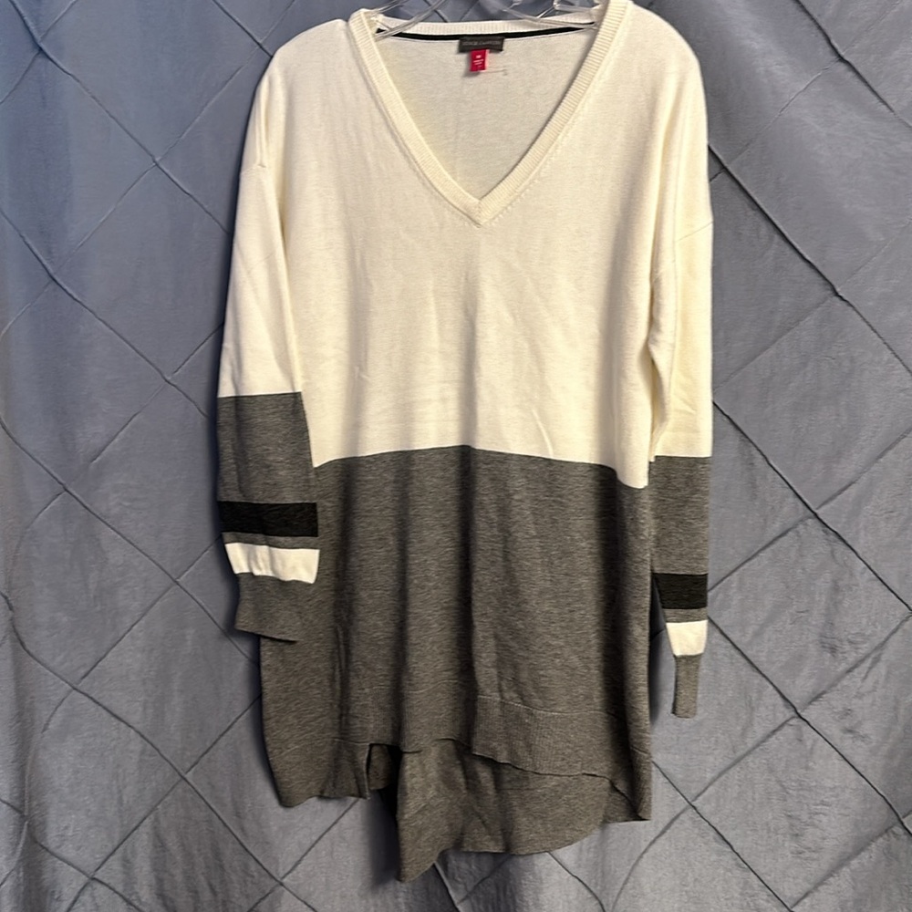 Vince Camuto Colorblock V-Neck Asymmetrical-Hem Sweater, Antique White, M - Picture 2 of 6